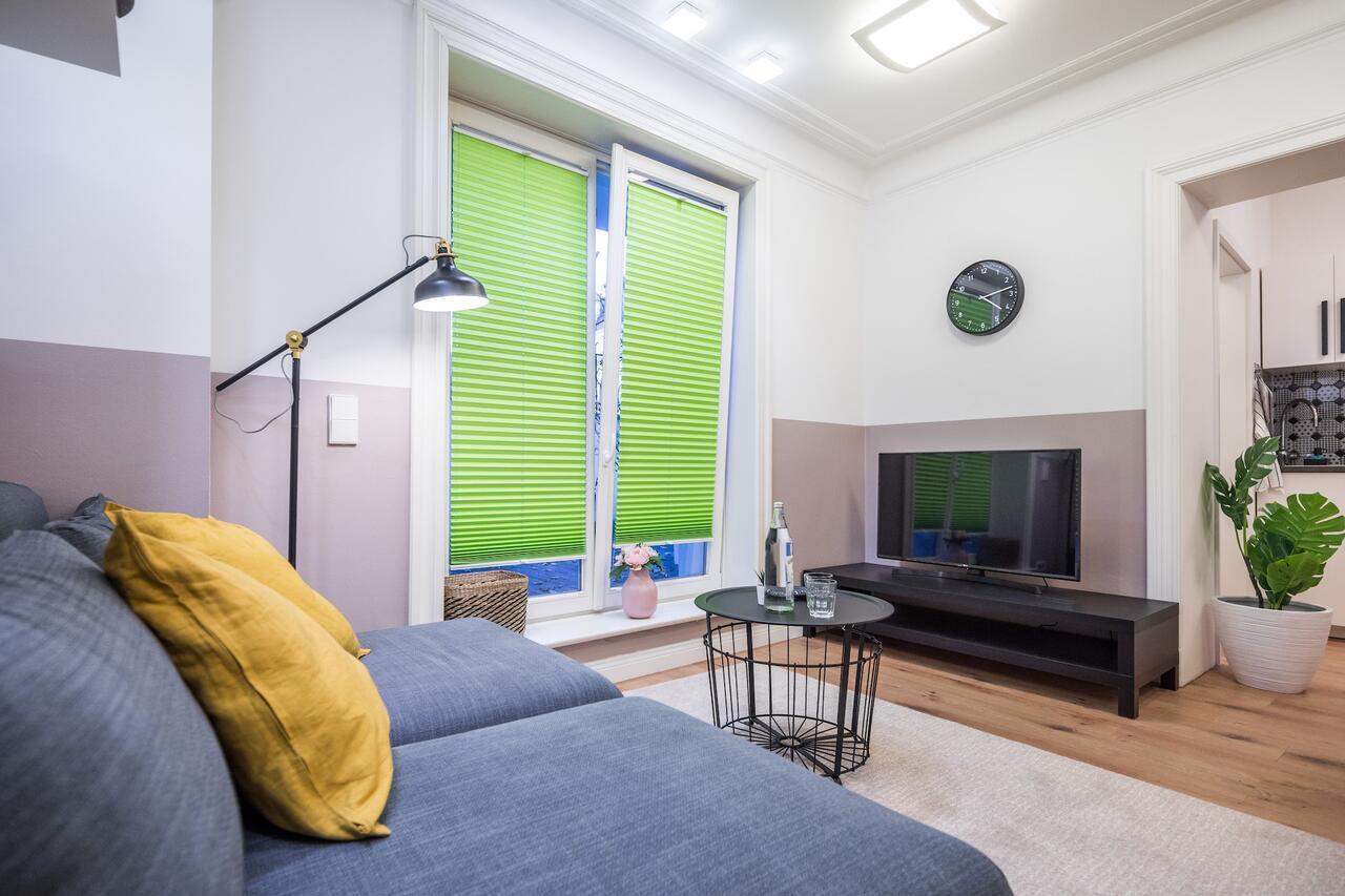 Generous Family-apartment With Two Seperate Bedrooms Close To The U-bahn Apartment *