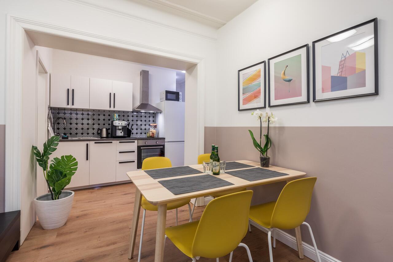 Generous Family-apartment With Two Seperate Bedrooms Close To The U-bahn