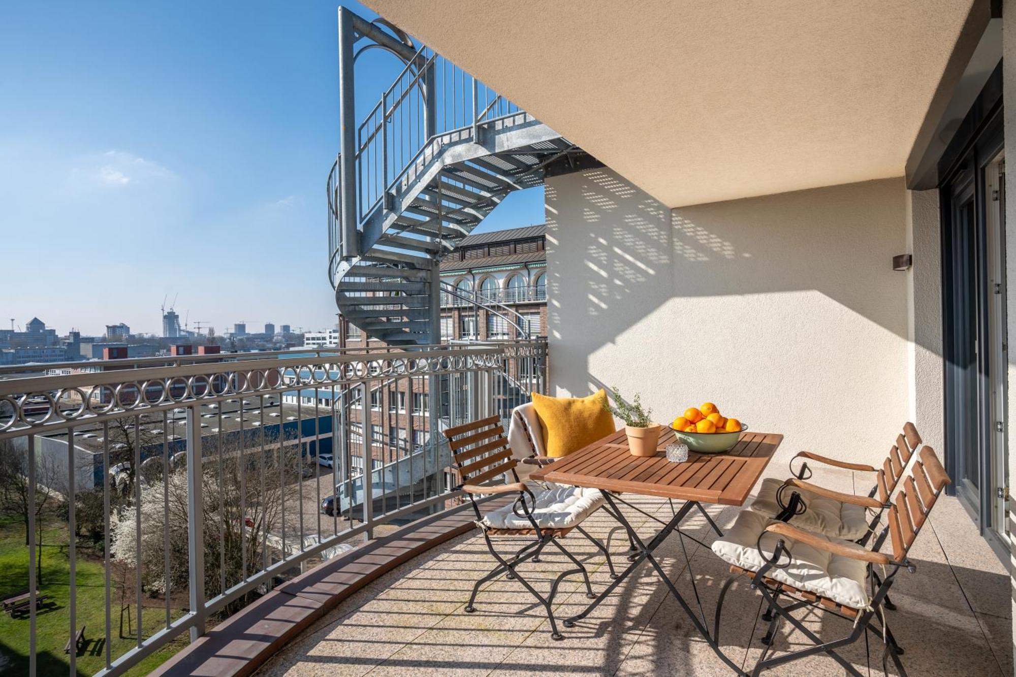 Cls Moderne City-wohnung Tiefgarage, Klimaanlage, 65 Zoll Smart-tv, E-laden, Balkon, Parken, Blick Ueber Hamburg, Cafe Im Haus, Bus Gegenueber, Flex Check In