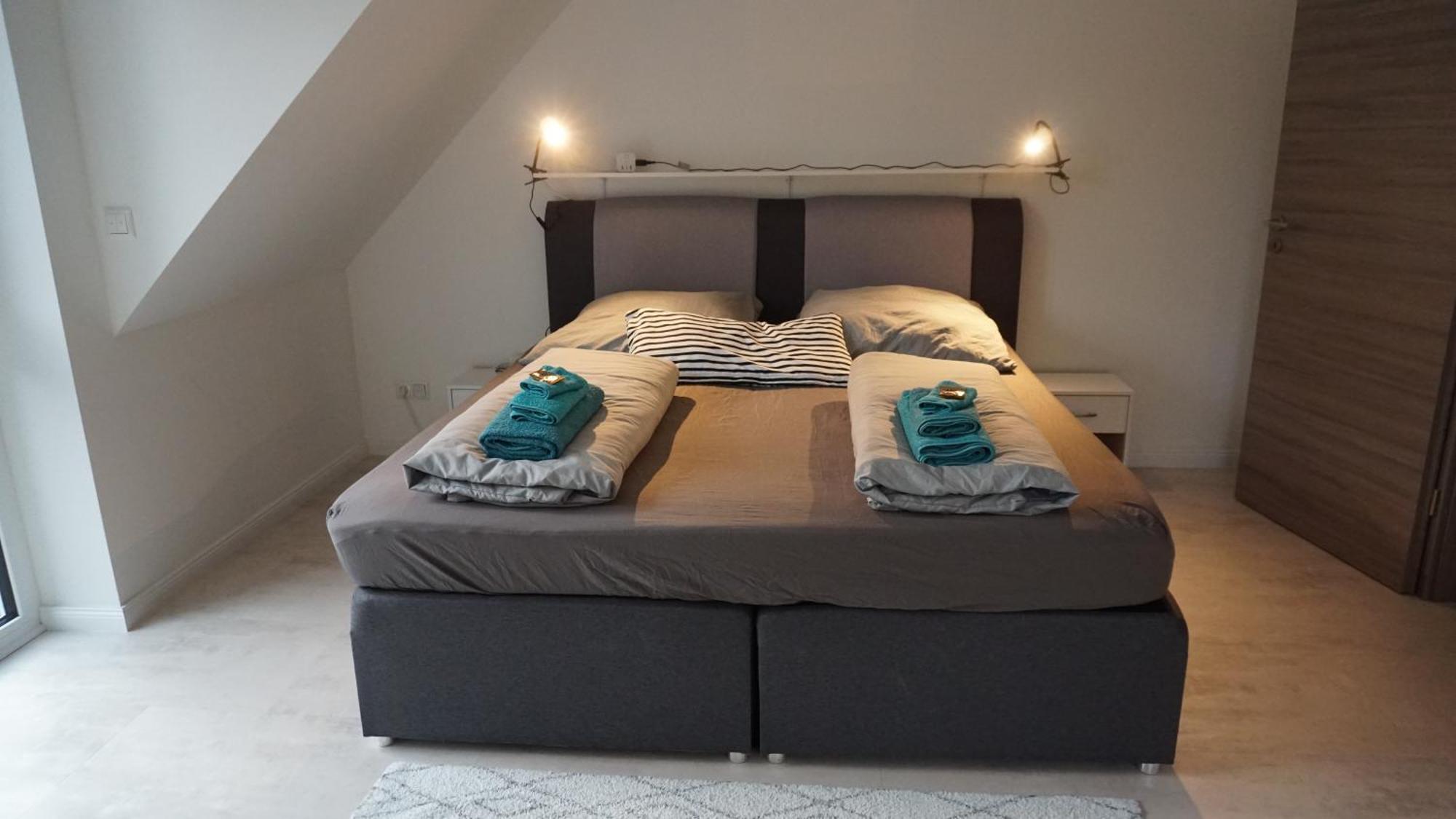 Neubau, Moderne Haushaelfte In *