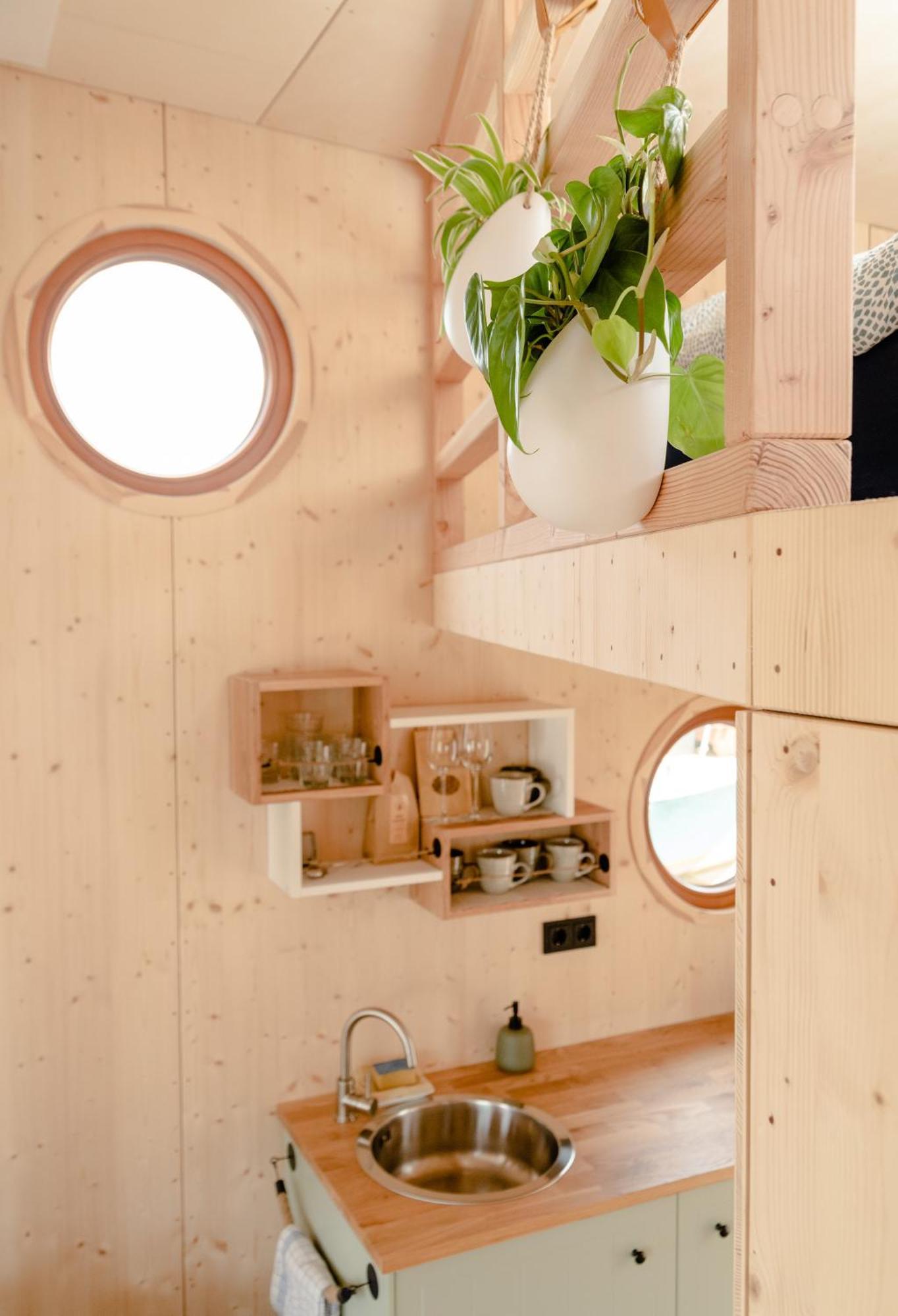 Tiny-hausboot Irene Mit Kamin Und Dachterrassenlounge Botel