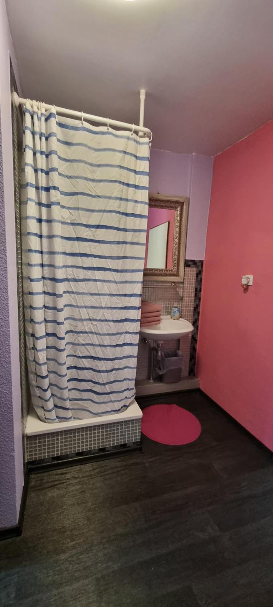 Kiezbude Hostel *