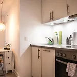 Doppelbett In Heller Wohnung