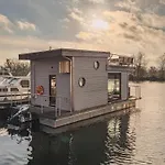 Dein Hausboot Off Fuer Deine Auszeit In Hamburg