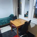 Larisa\'S Nr 12 Mit Parkplatz