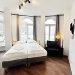 Stylish Apartment Near Binnenalster For Up To 8 Guests
