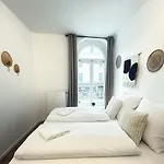 Stylish Apartment Near Binnenalster For Up To 8 Guests