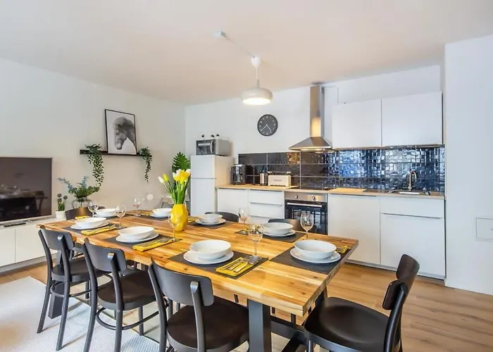 3 Bedroom Apartment In Great Location
