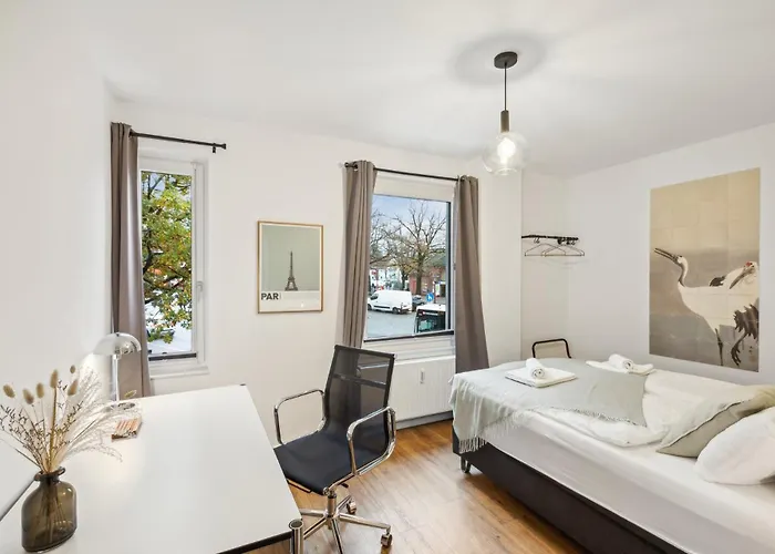 Apartment Kranich Mit 3 Zimmern, Top Infrastrukturlage Hh Langenhorn, Naehe Airport, Boxspringbetten Und Arbeitsplaetzen Mit Glasfaser Wlan