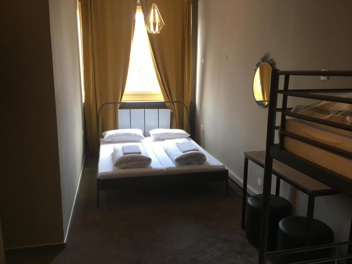 Goldhostel *