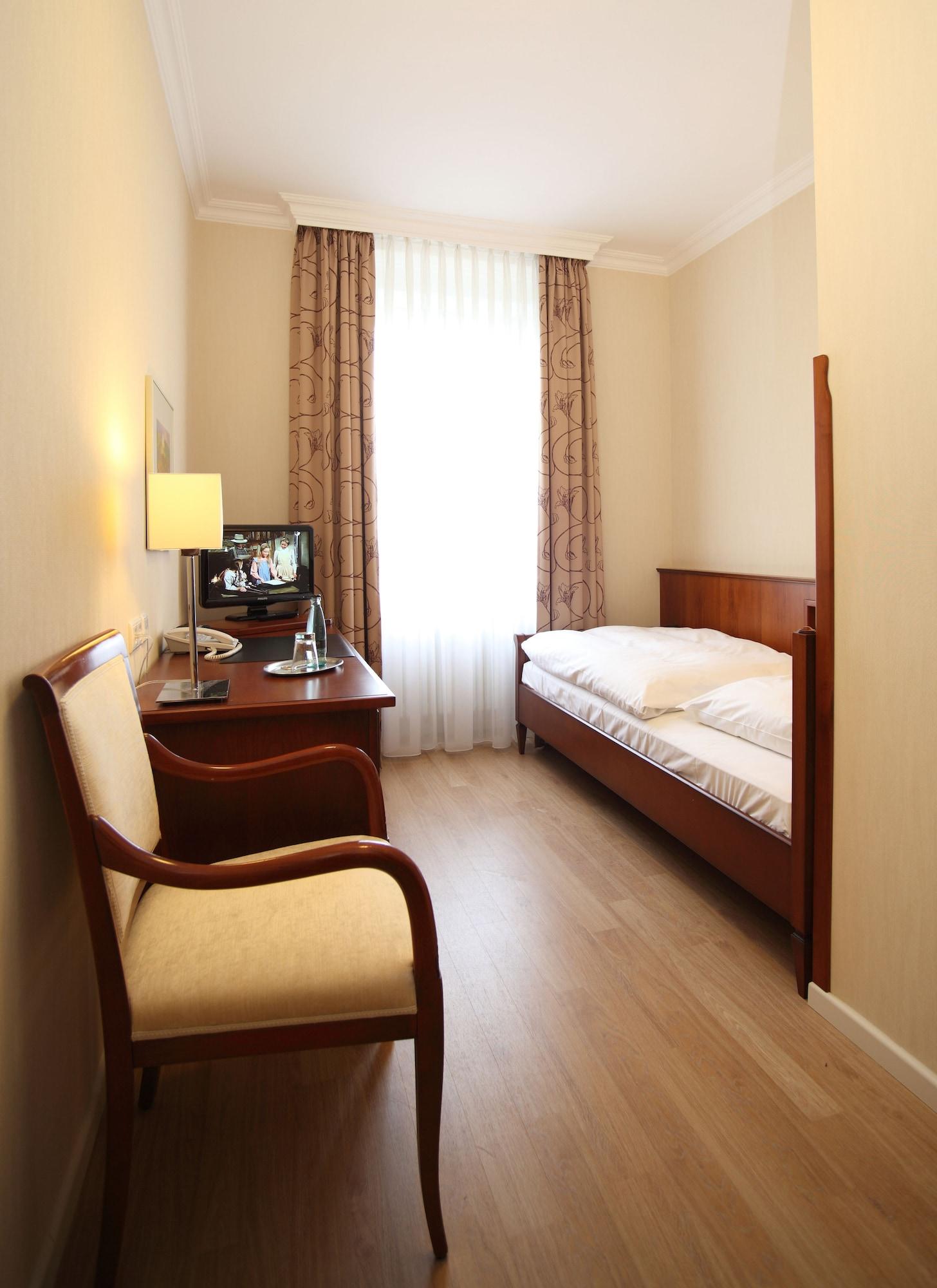 Hotel Alster-hof 3*