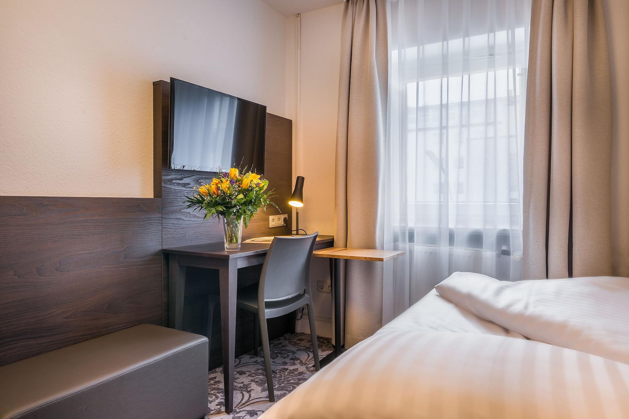 Signature Astoria Hotel 3*
