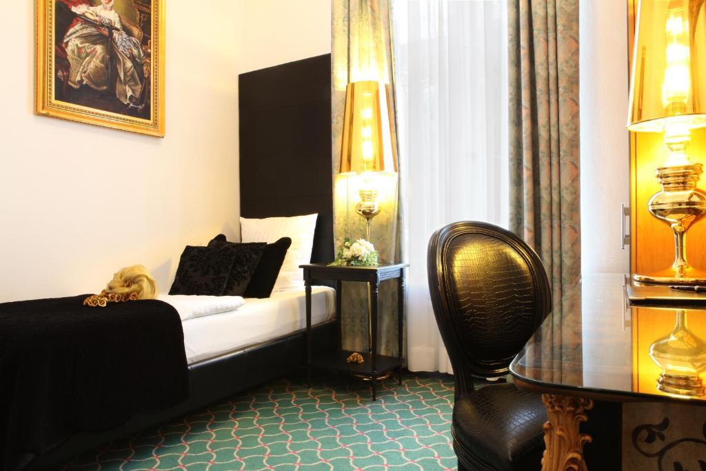 Boulevard Hotel