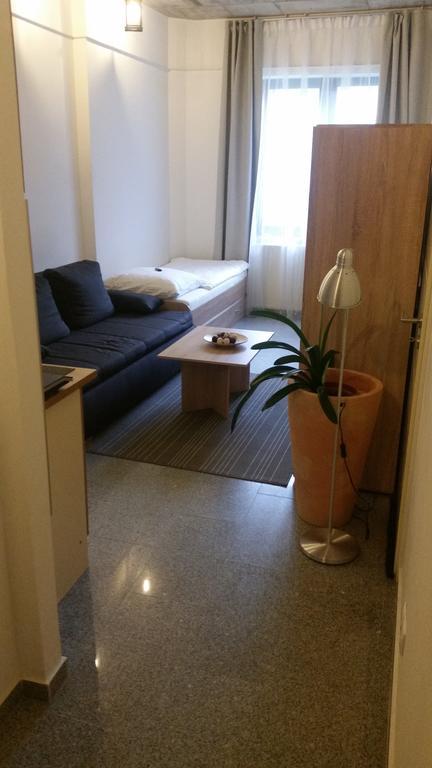 1a Airport Apartment *