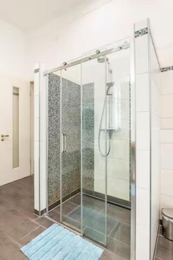 Großzügige Altbauwohnung In Bestlage Apartment *