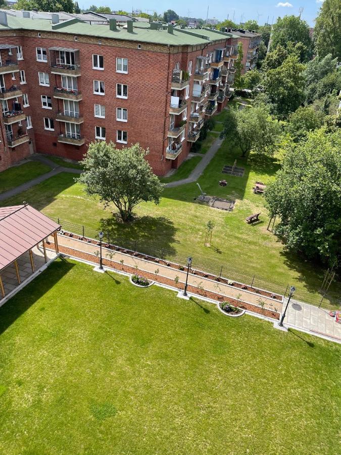 Cls Zentrale City-wohnung In Mit E-laden Und Tiefgarage, Klimaanlage, Wlan, Grosser Balkon, Blick Ueber Hamburg, Parkplatz, Cafe Im Haus, Bushaltestelle Direkt Gegenueber, Flex Check In Apartment