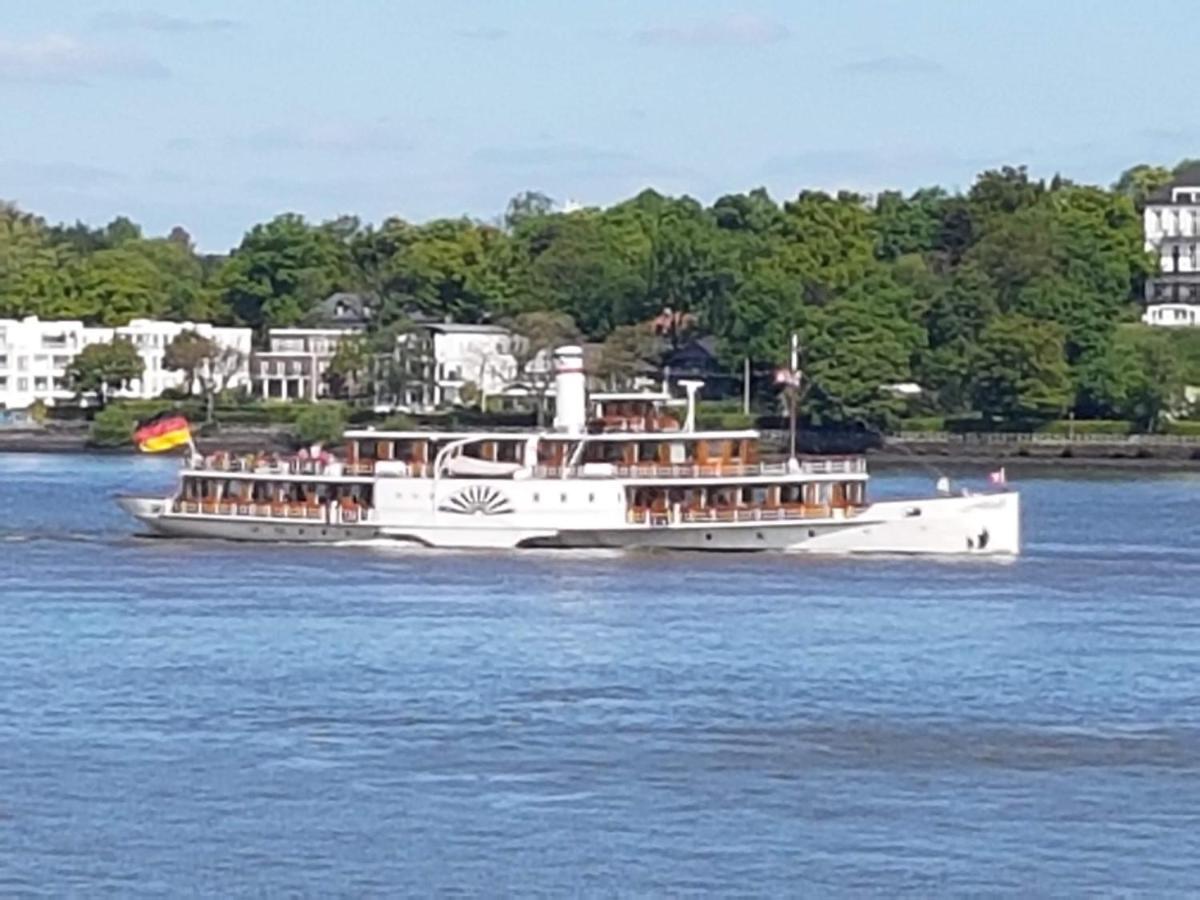 Am Elbufer Hamburg