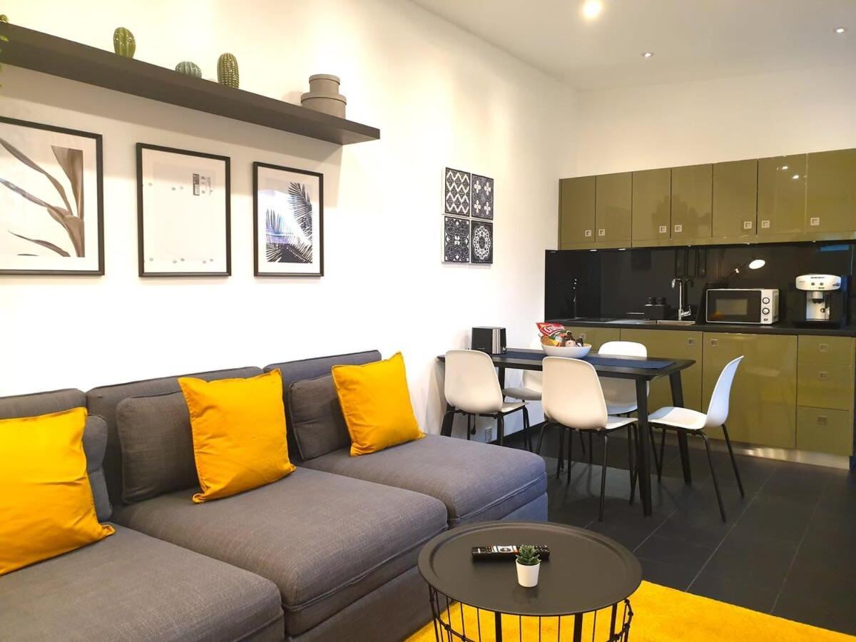 Cosy With Private Parking Apartment *