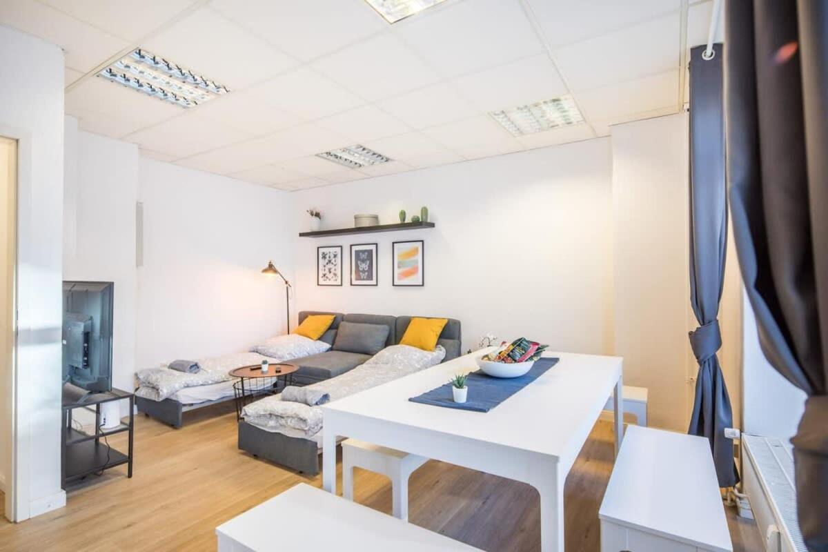 Spacious Two Br Close To Stadtpark And Street Parking Appartement *