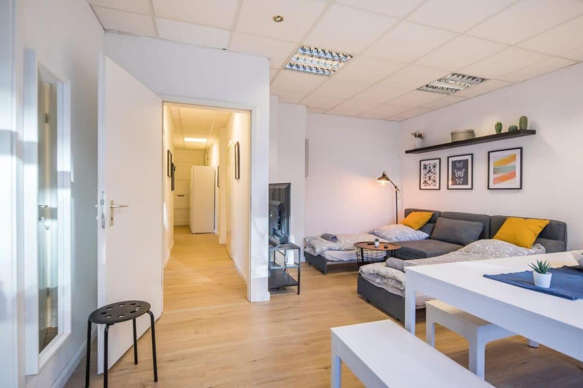 Spacious Two Br Close To Stadtpark And Street Parking Appartement