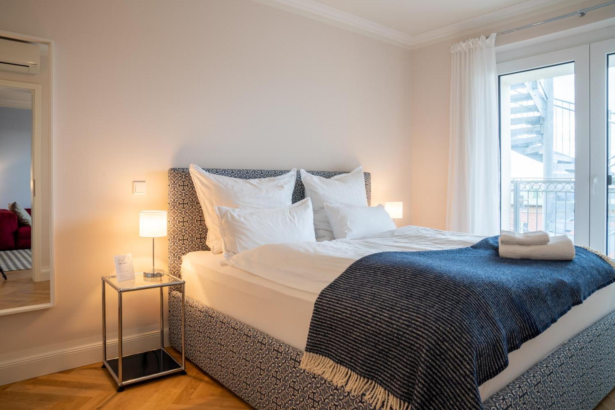 Cls Zentrale City-wohnung In Mit E-laden Und Tiefgarage, Klimaanlage, Wlan, Grosser Balkon, Blick Ueber Hamburg, Parkplatz, Cafe Im Haus, Bushaltestelle Direkt Gegenueber, Flex Check In