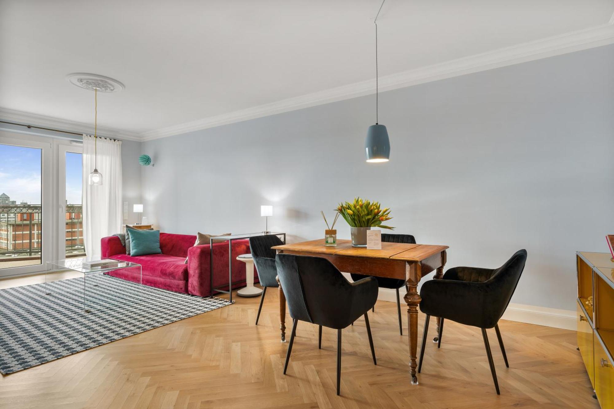 Cls Zentrale City-wohnung In Mit E-laden Und Tiefgarage, Klimaanlage, Wlan, Grosser Balkon, Blick Ueber Hamburg, Parkplatz, Cafe Im Haus, Bushaltestelle Direkt Gegenueber, Flex Check In