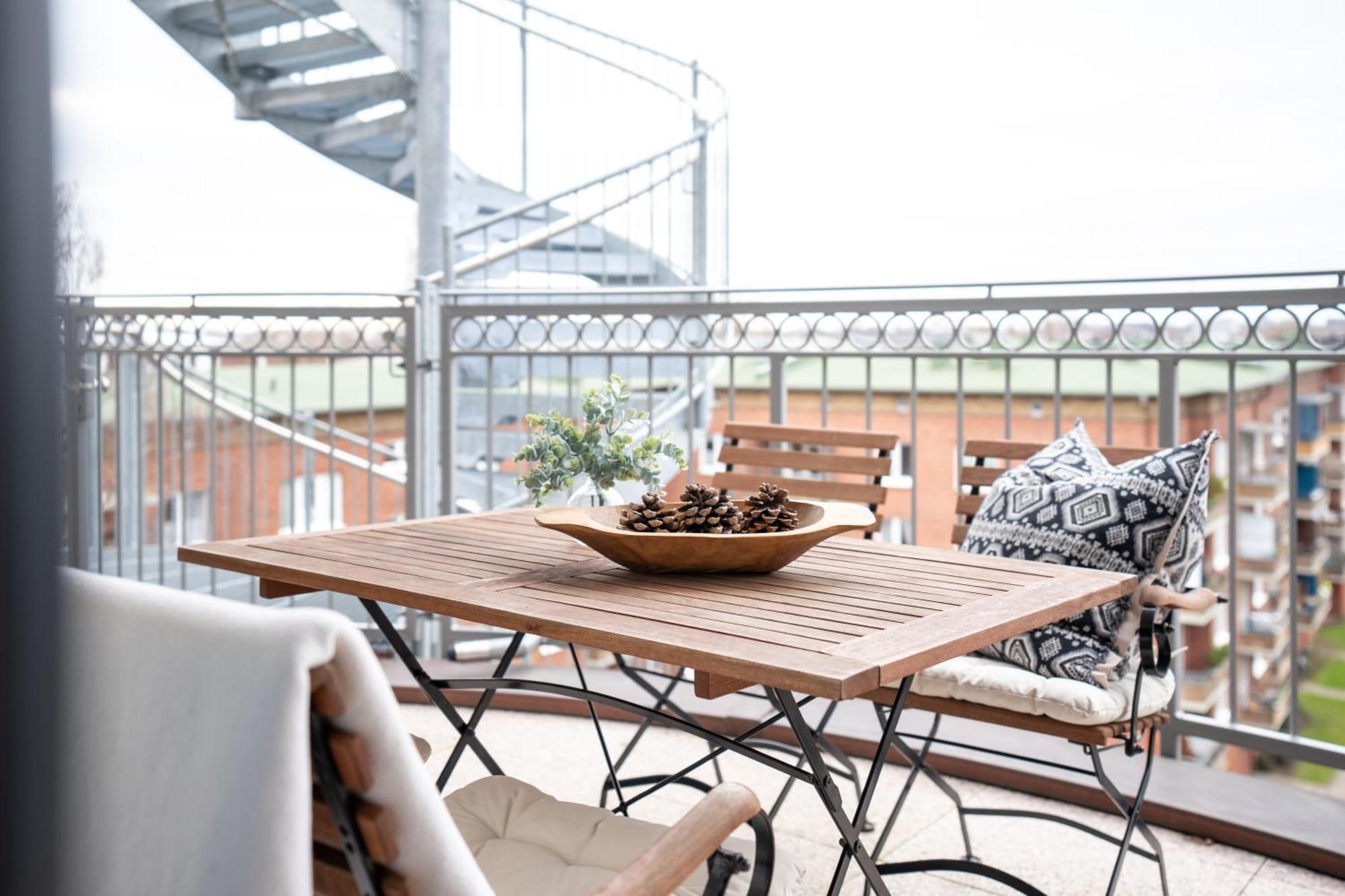 Apartment Cls Zentrale City-wohnung In Mit E-laden Und Tiefgarage, Klimaanlage, Wlan, Grosser Balkon, Blick Ueber Hamburg, Parkplatz, Cafe Im Haus, Bushaltestelle Direkt Gegenueber, Flex Check In *