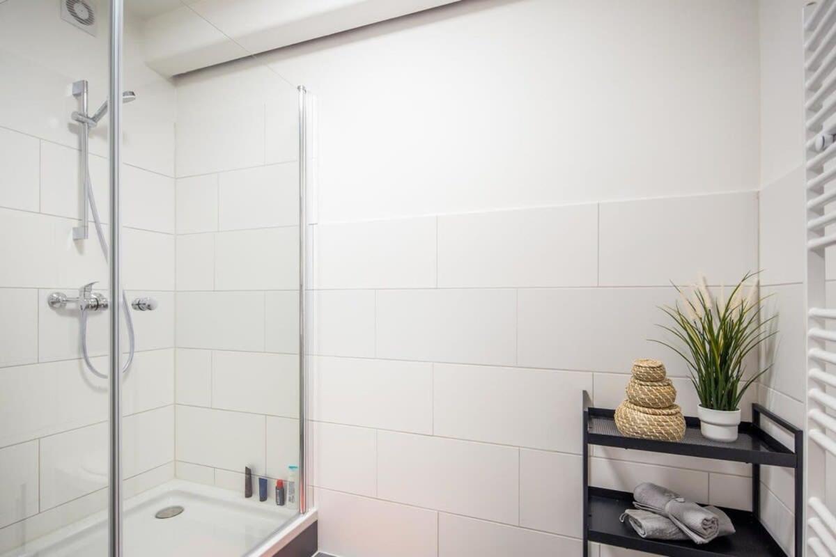 Apartment 3 Bedroom In Great Location *