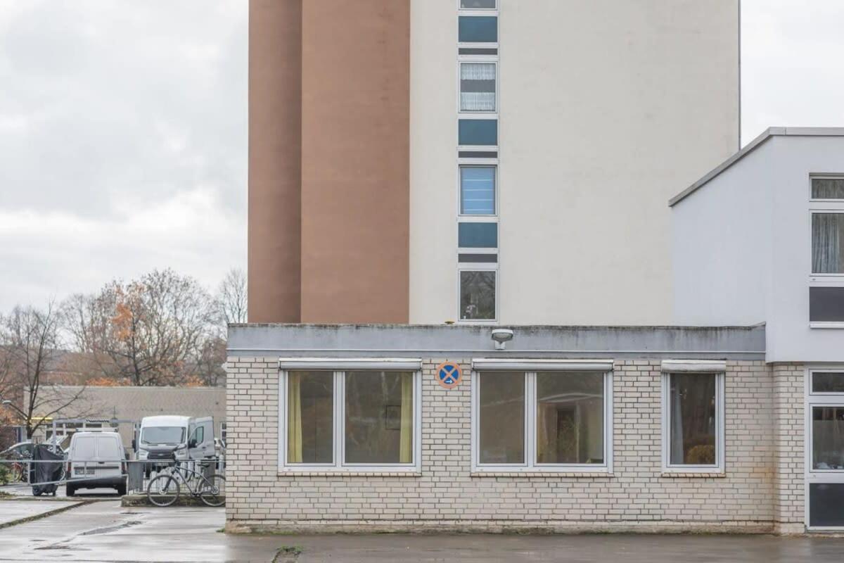 Beautiful 2 Bedroom Incl Parking *
