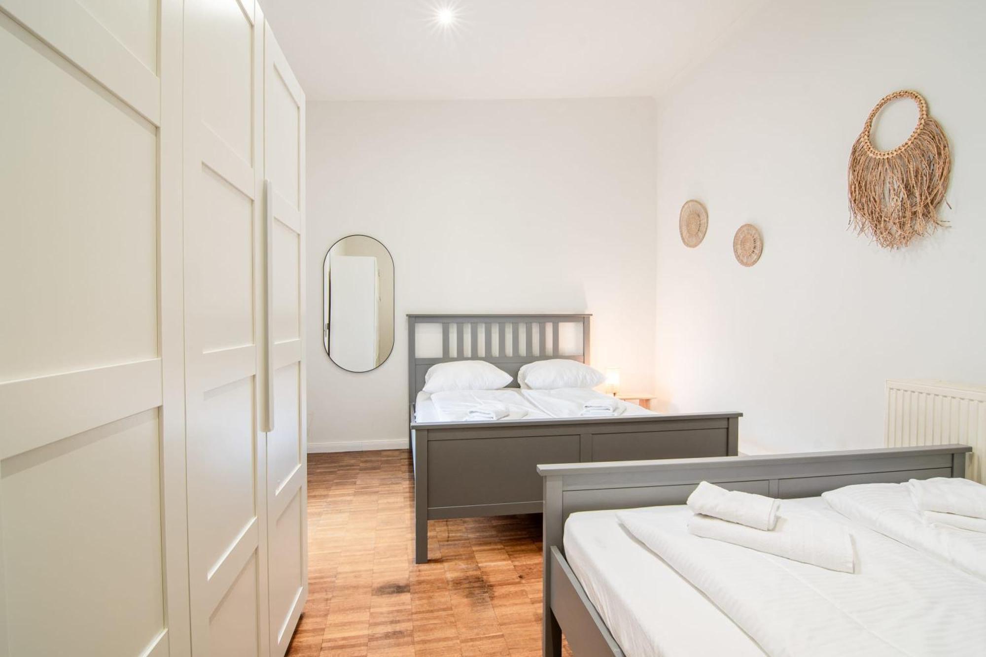 - 2 Bedrooms For Up To 11 Guests Apartment