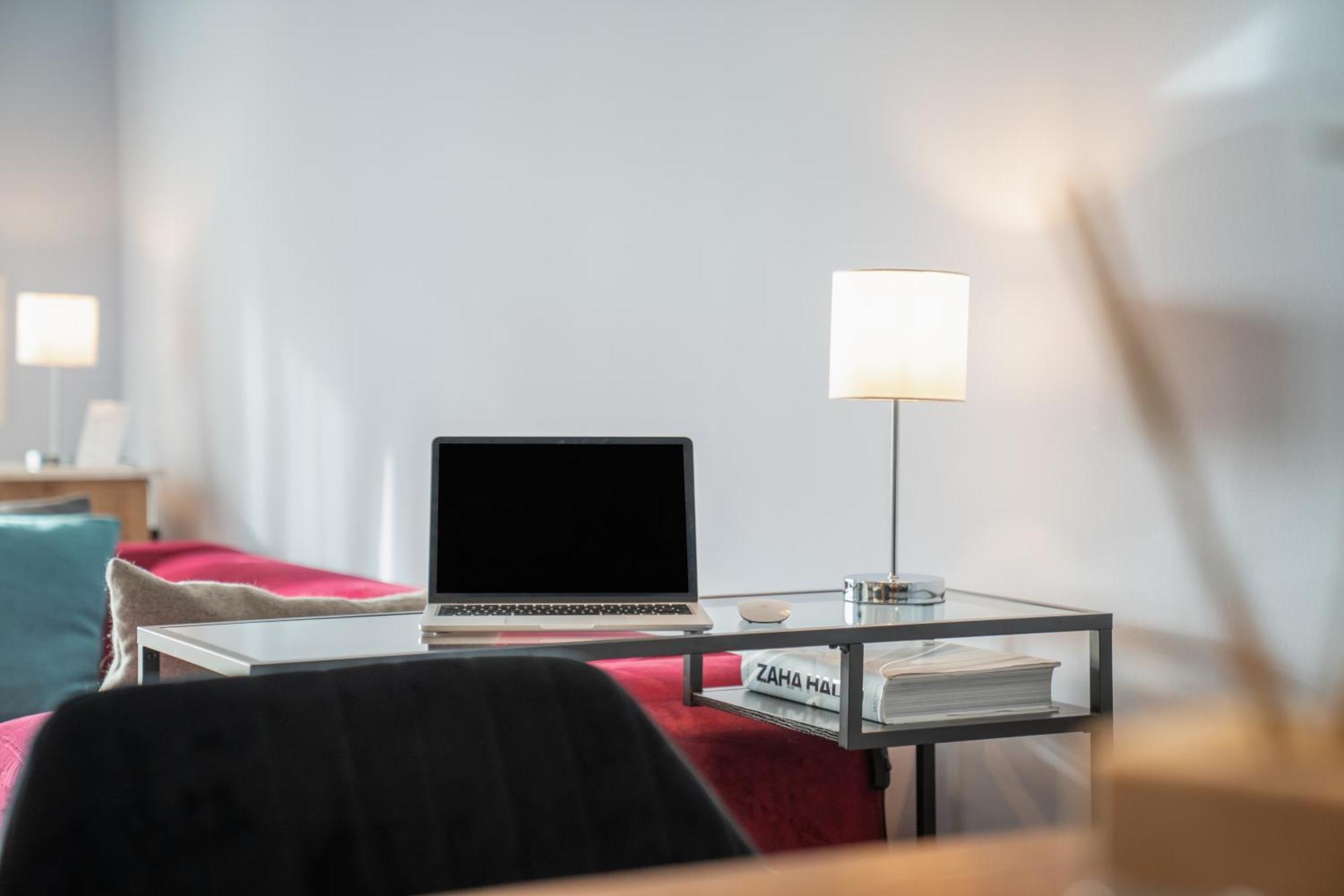 Cls Zentrale City-wohnung In Mit E-laden Und Tiefgarage, Klimaanlage, Wlan, Grosser Balkon, Blick Ueber Hamburg, Parkplatz, Cafe Im Haus, Bushaltestelle Direkt Gegenueber, Flex Check In