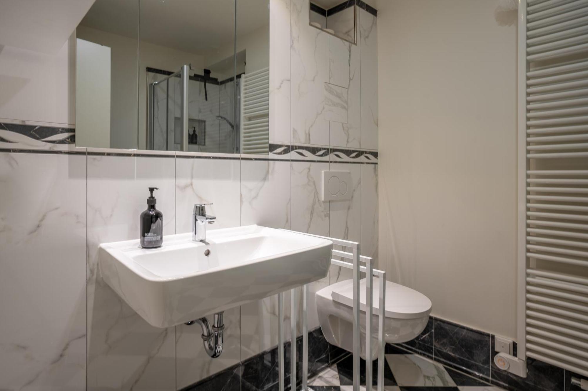 Apartment Cls Zentrale City-wohnung In Mit E-laden Und Tiefgarage, Klimaanlage, Wlan, Grosser Balkon, Blick Ueber Hamburg, Parkplatz, Cafe Im Haus, Bushaltestelle Direkt Gegenueber, Flex Check In Hamburg