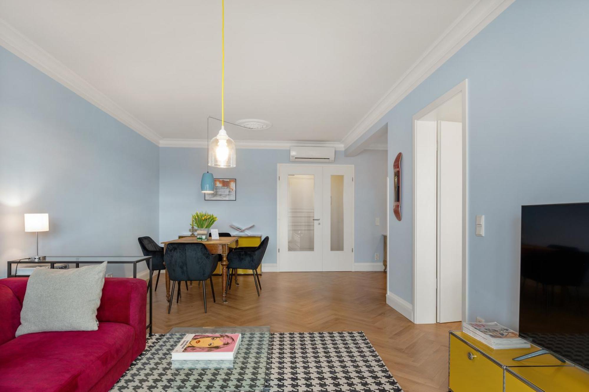Cls Zentrale City-wohnung In Mit E-laden Und Tiefgarage, Klimaanlage, Wlan, Grosser Balkon, Blick Ueber Hamburg, Parkplatz, Cafe Im Haus, Bushaltestelle Direkt Gegenueber, Flex Check In *