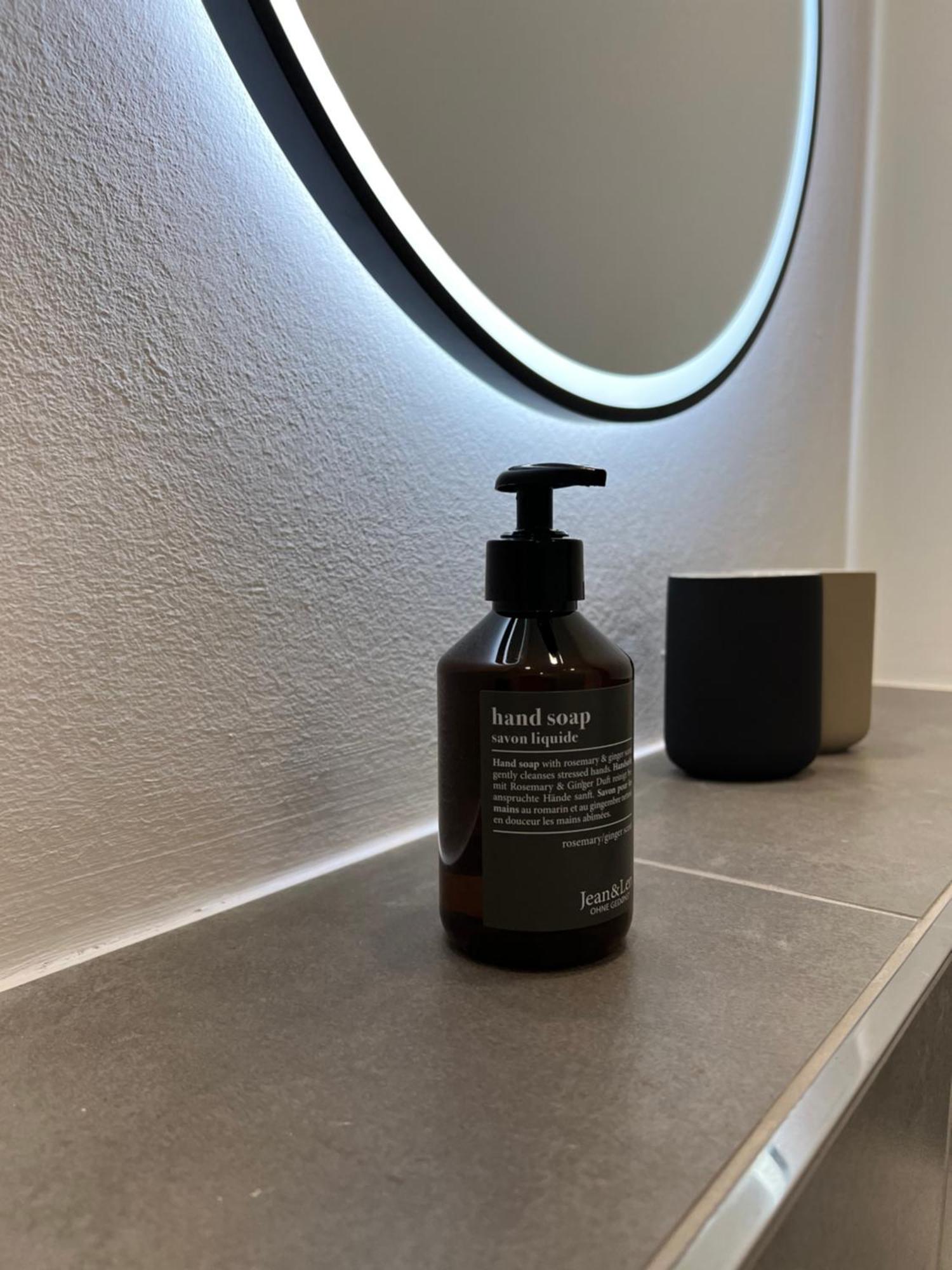 Apartment Kranich Mit 3 Zimmern, Top Infrastrukturlage Hh Langenhorn, Naehe Airport, Boxspringbetten Und Arbeitsplaetzen Mit Glasfaser Wlan