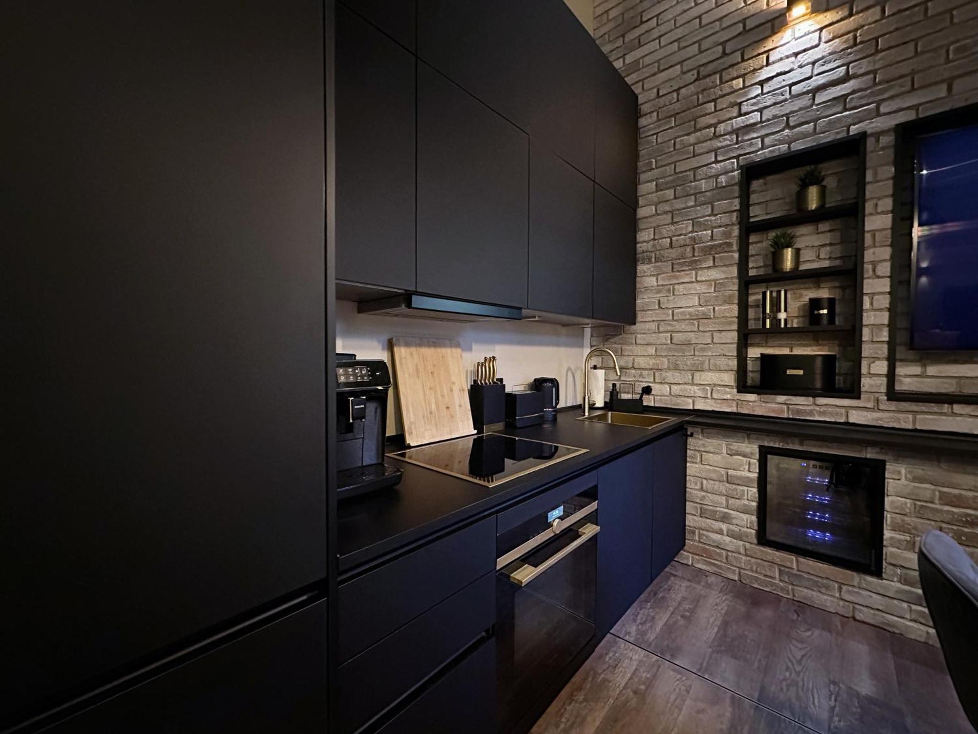 Black 6 Luxus In Alsternaehe *