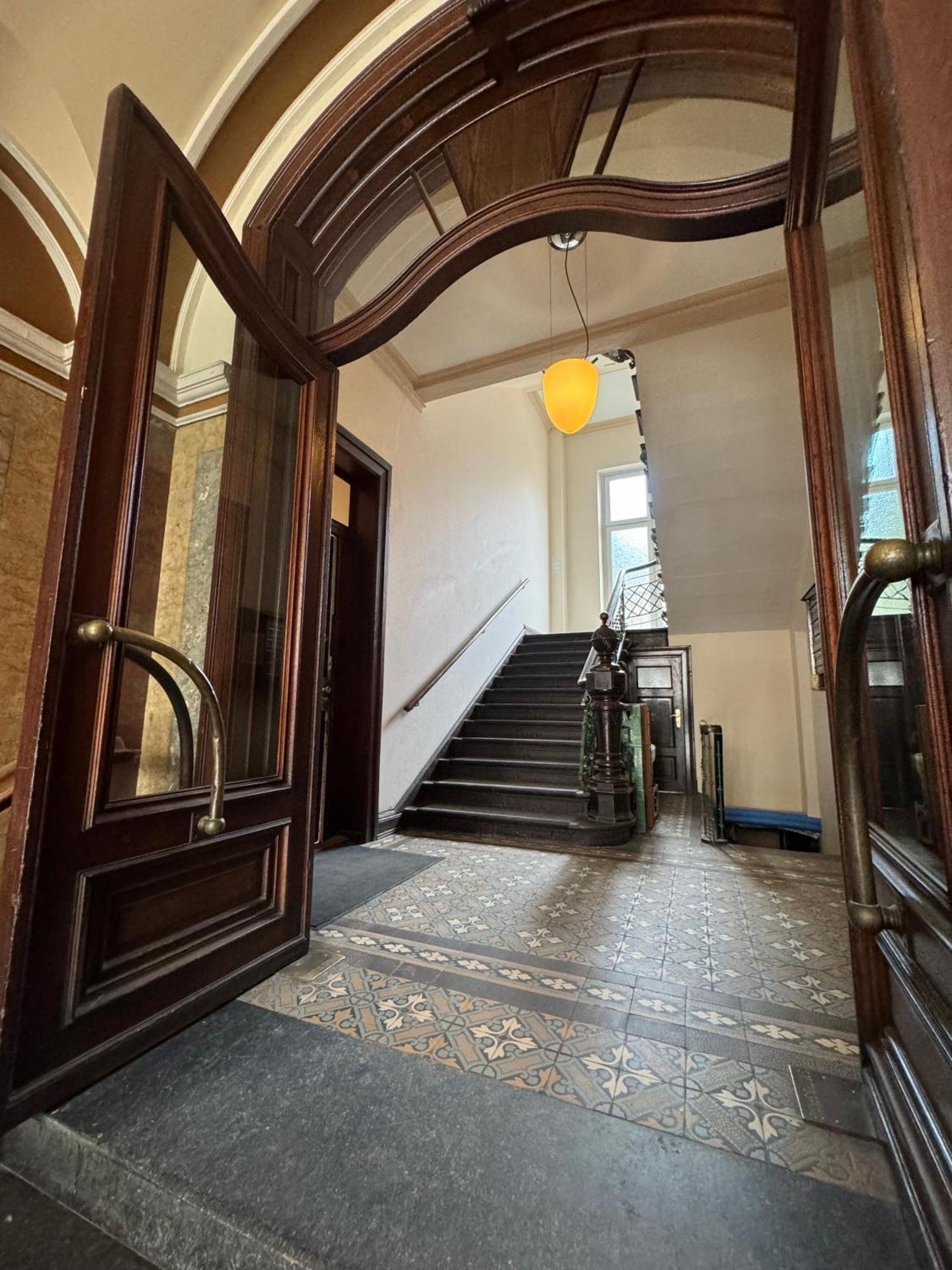 Park Lane Apartment *