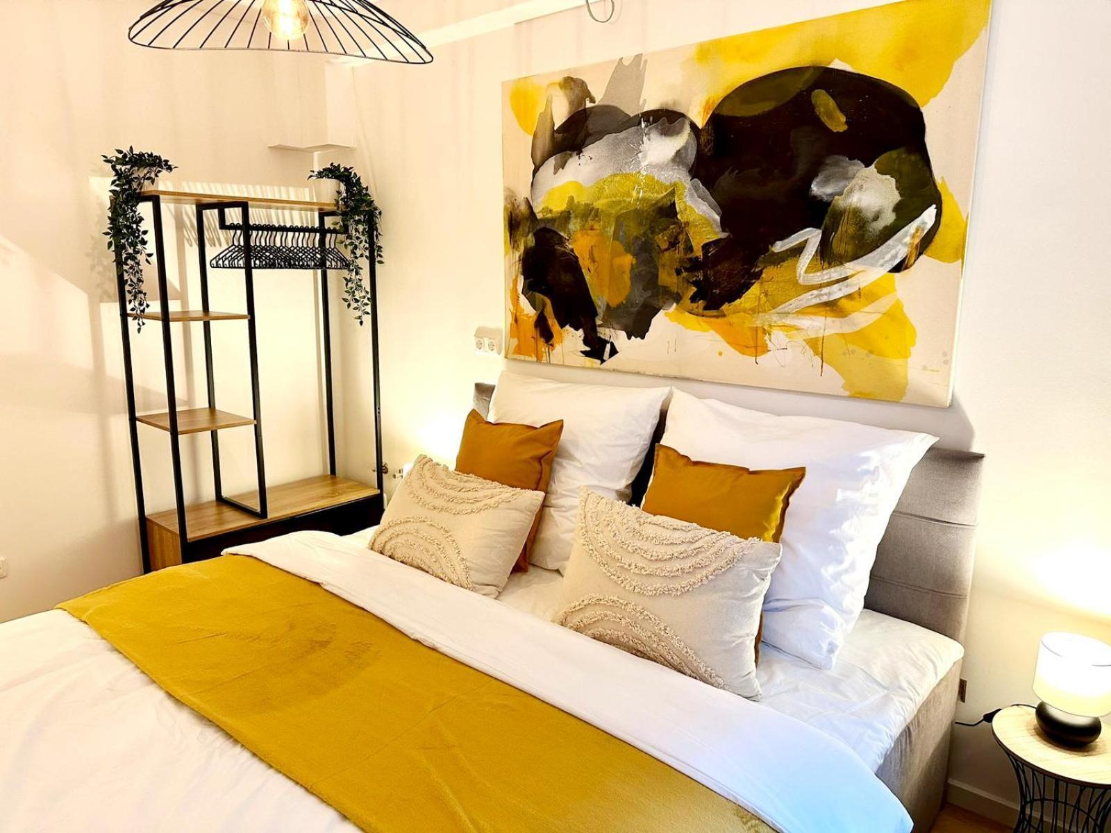 Stylisches 2-zimmer Ambient In Alsternaehe Mit Kingsize-bett & Schlafsofa
