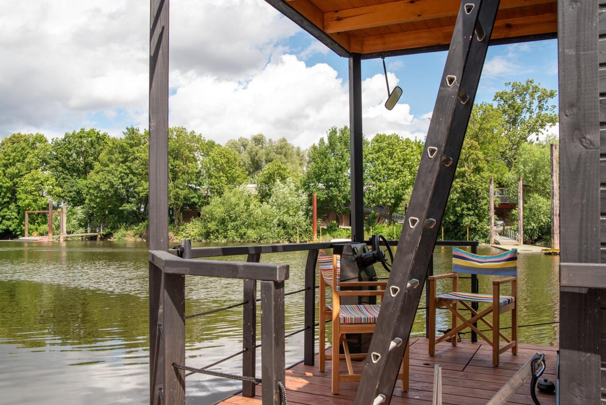 Tiny-hausboot Likedeeler Mit Dachterasse Und Kamin Botel