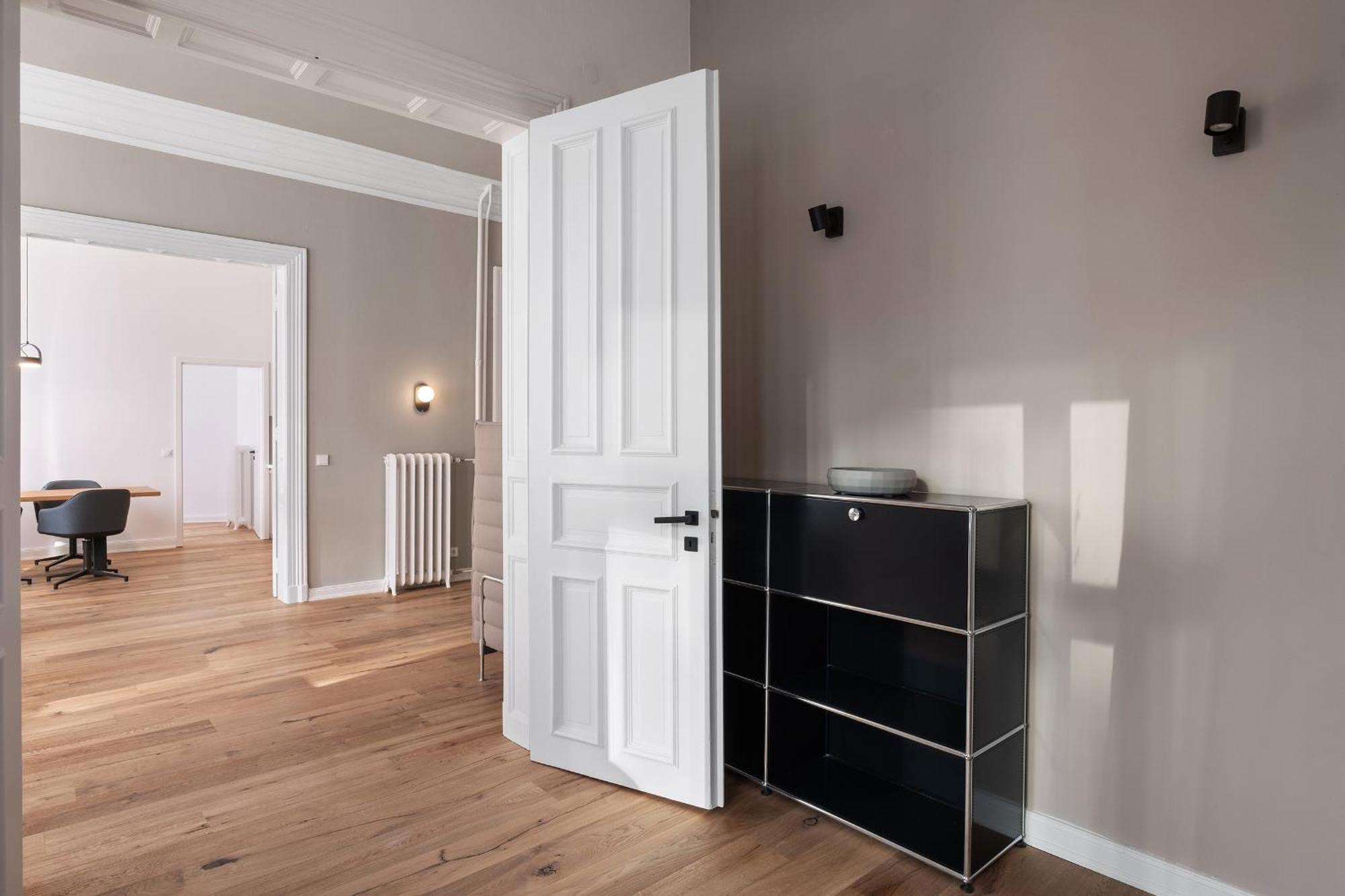 Park Lane Apartment *