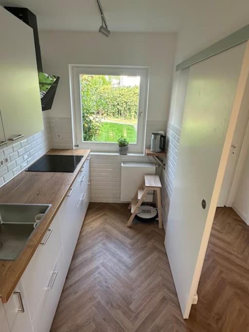Quiet Modern End-unit House Apartment