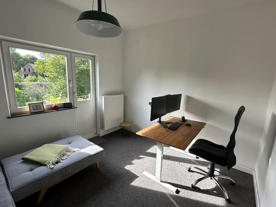 Quiet Modern End-unit House * Hamburg