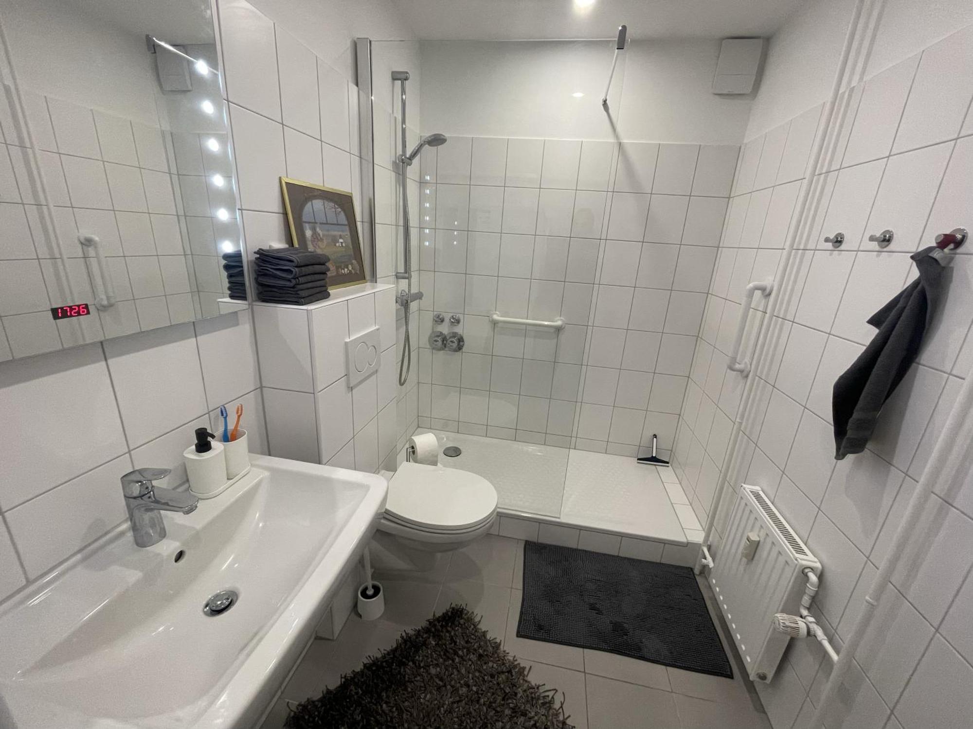Apartment Kernsaniert Und Modern!! 4-zimmer-wohnung In Hamburg-berne