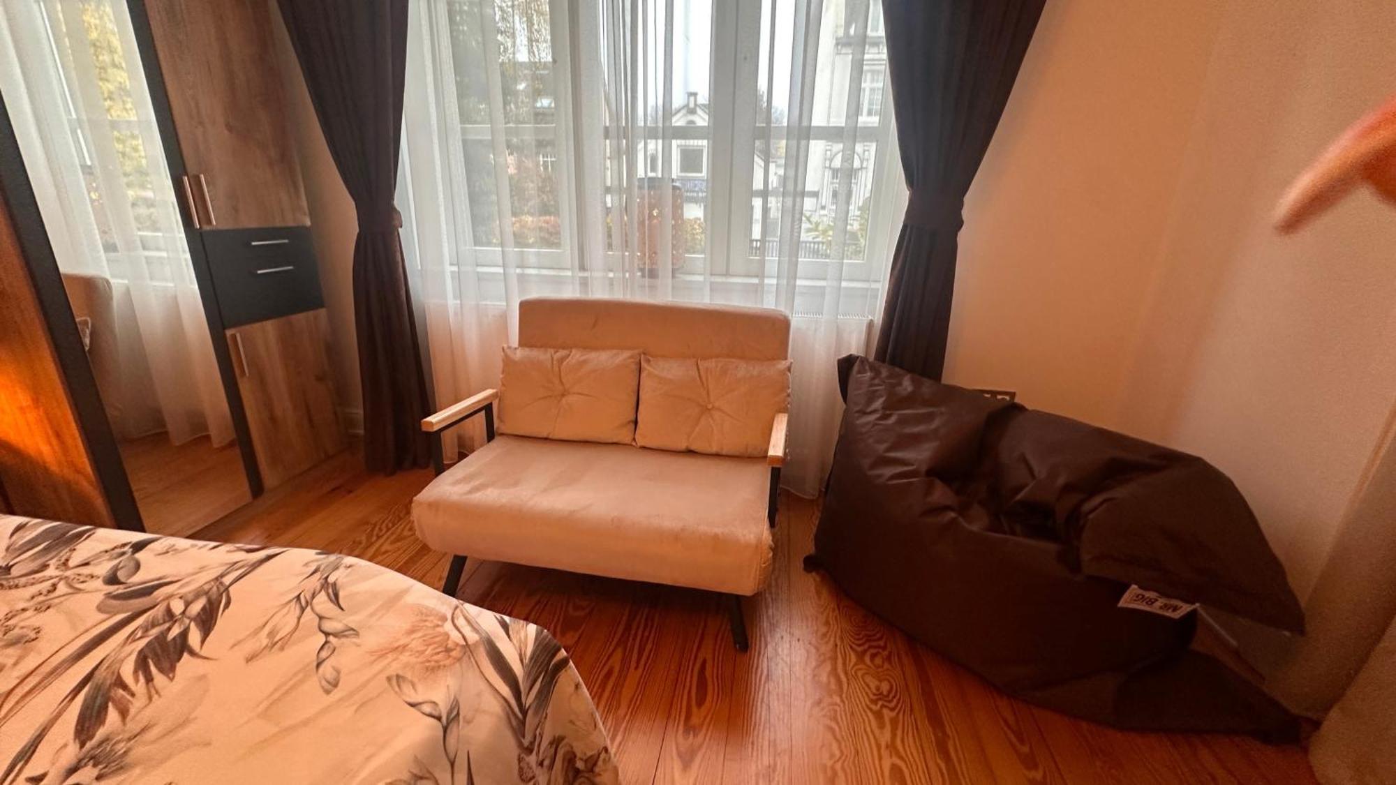Apartment Happy Moments *
