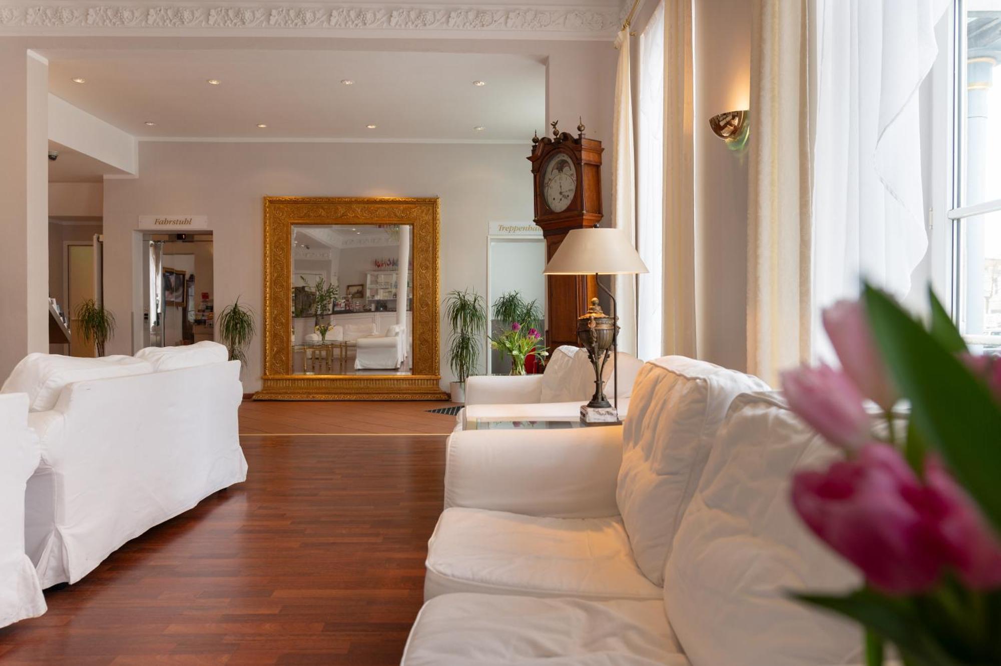 Commodore Hotel 3*