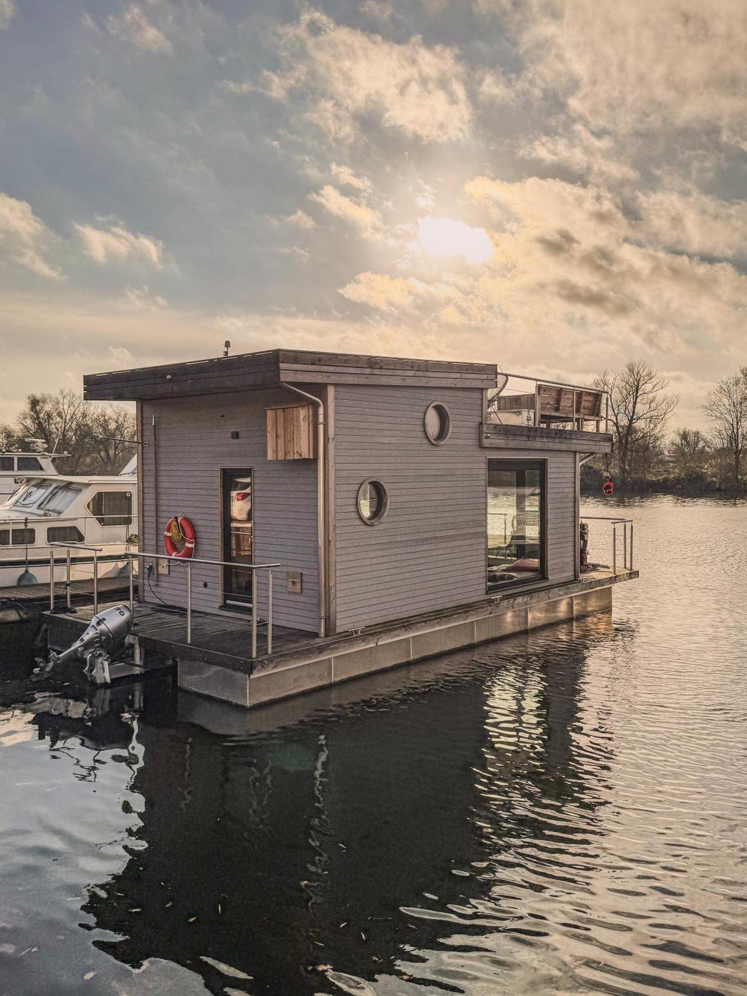 Dein Hausboot Off Fuer Deine Auszeit In Hamburg