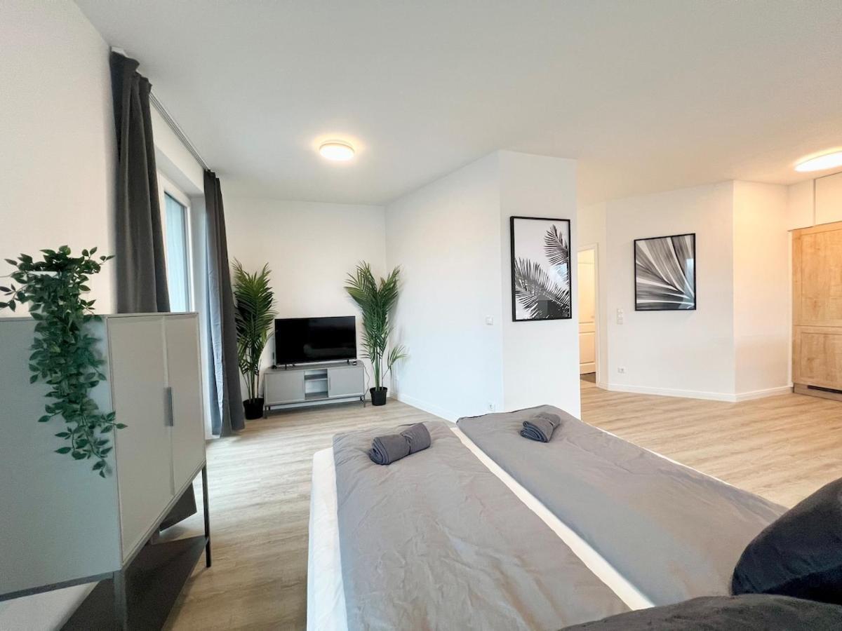 Bright, Spacious New In Apartment *