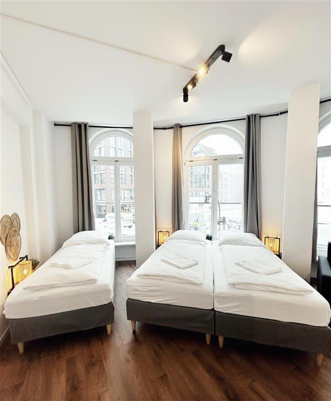 Apartment Stylish Near Binnenalster For Up To 8 Guests