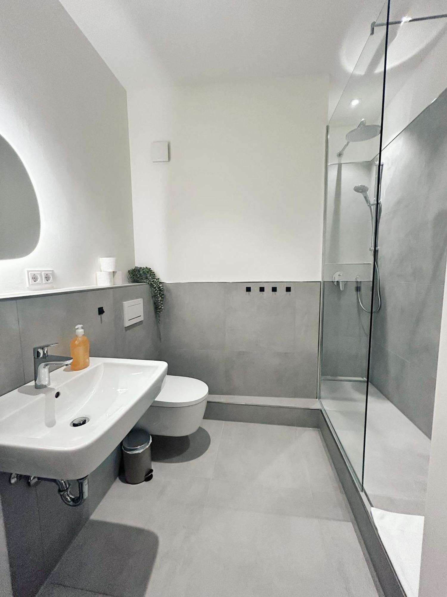 Apartment Stylish Near Binnenalster For Up To 8 Guests