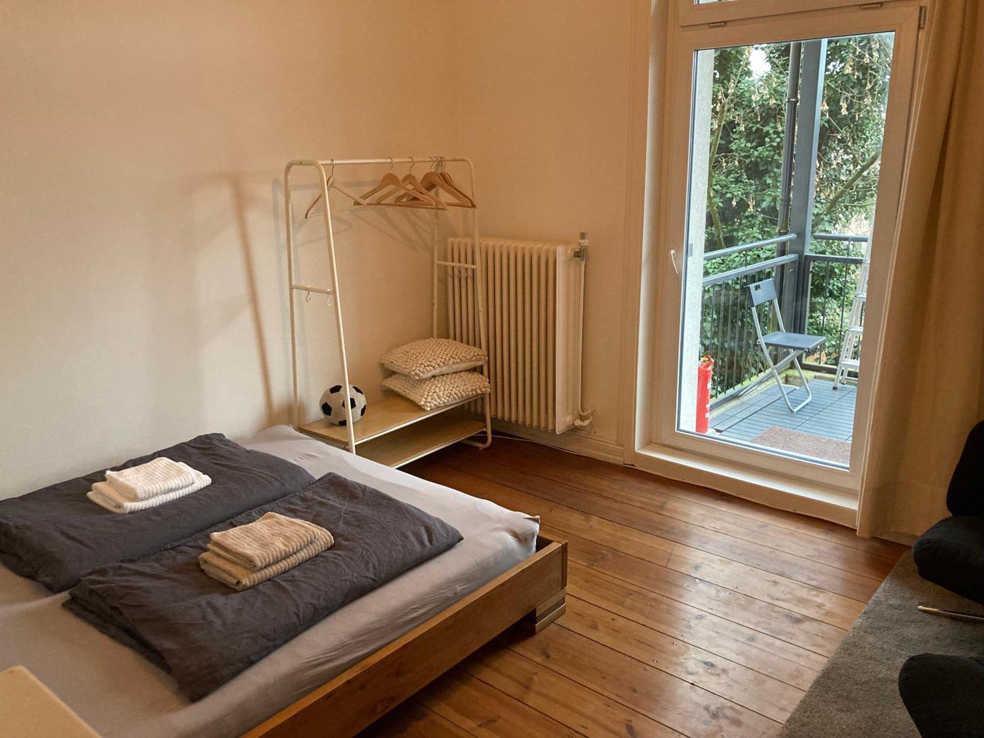 Zentrales Mit Eigenem Balkon Homestay
