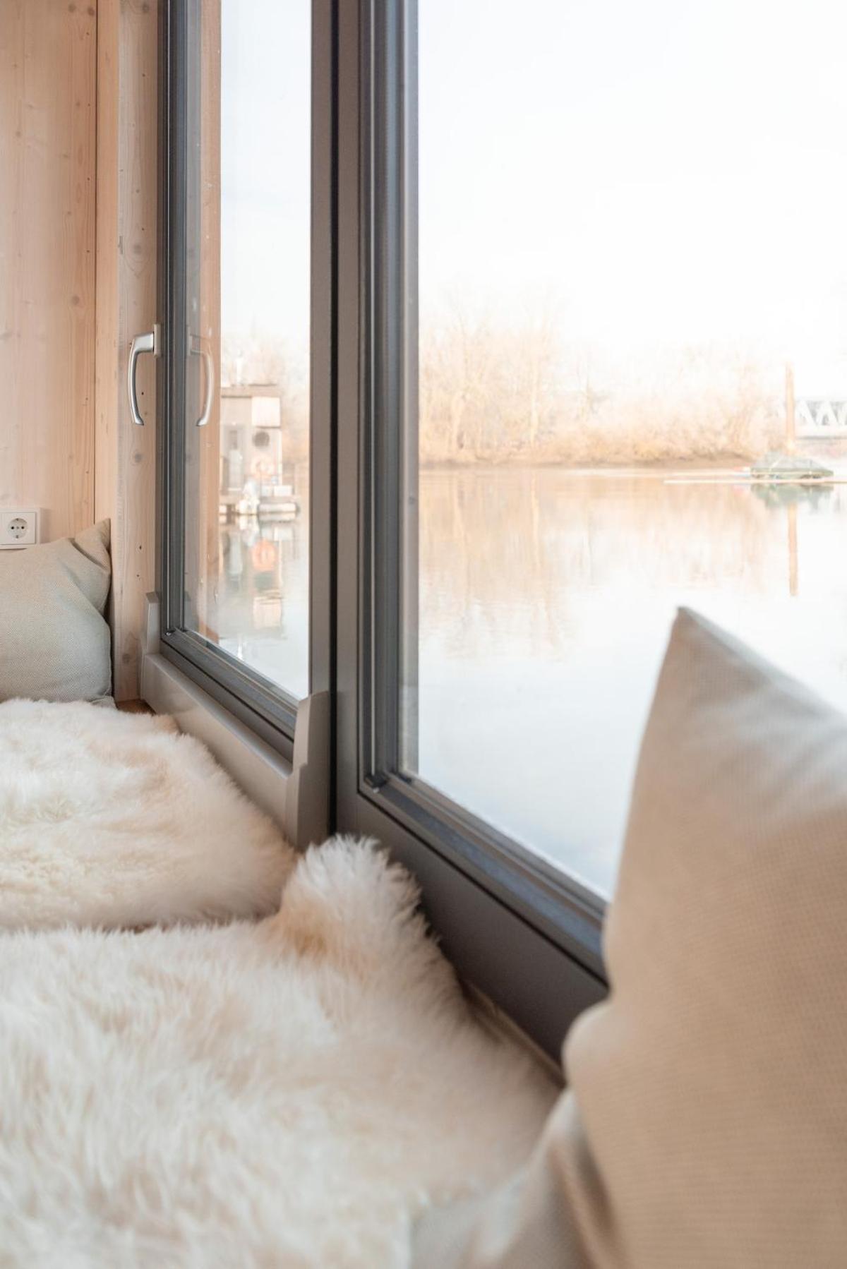 Botel Wohnlich, Hochwertig - Hausboot Petite Mit Kamin *